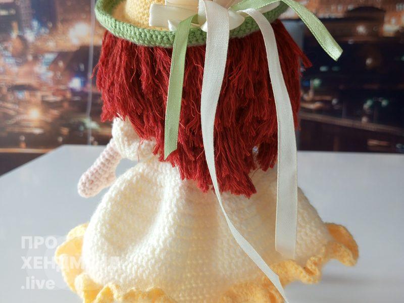 Knitted doll