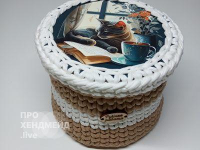 Knitted box with wooden bottom and lid