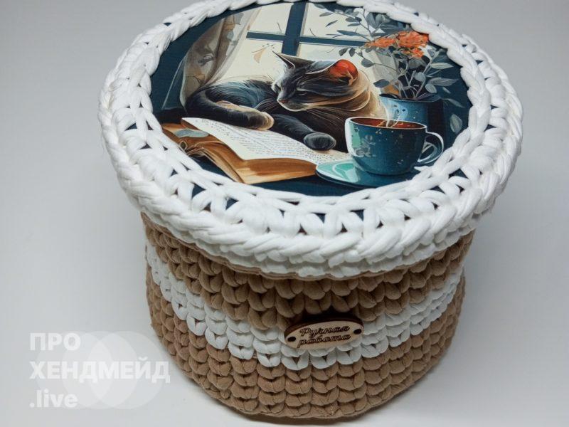 Knitted box with wooden bottom and lid
