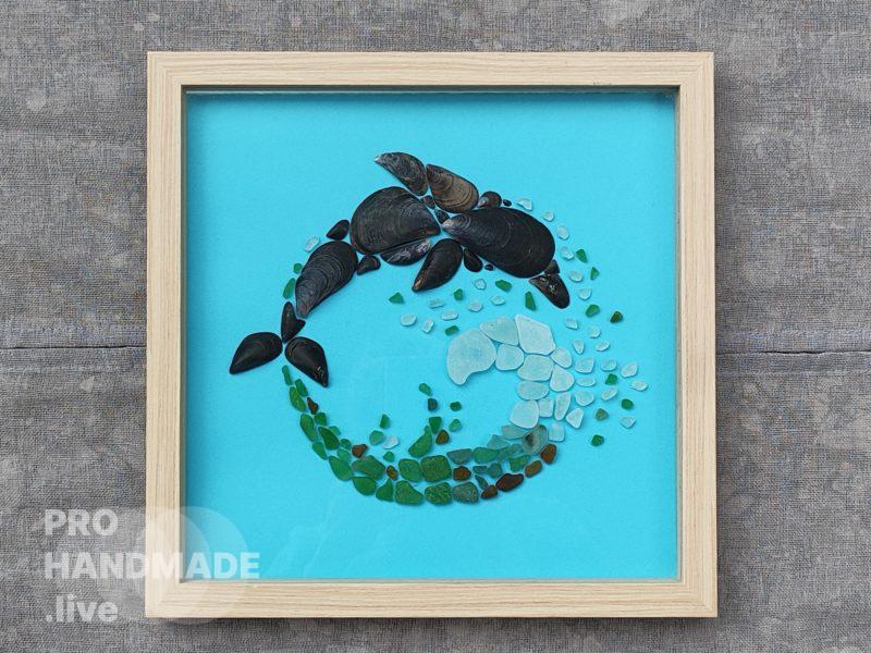 Картина из ракушек Splashing Dolphin