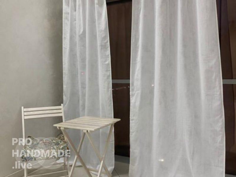 Шторы (гардины) белые на завязках.