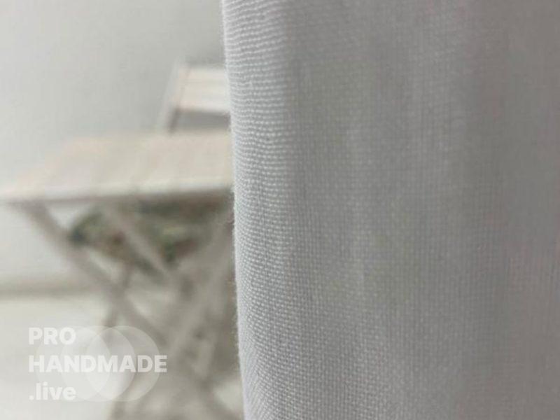 Шторы (гардины) белые на завязках.