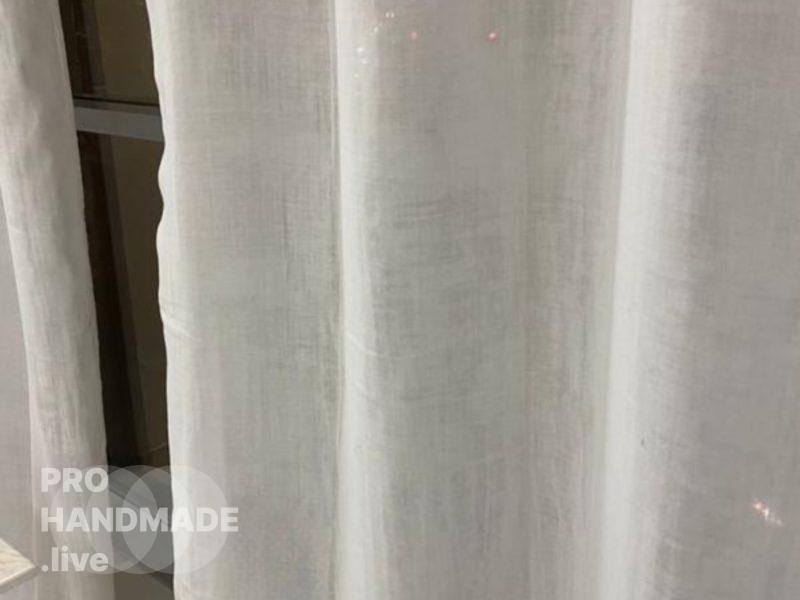 Шторы (гардины) белые на завязках.